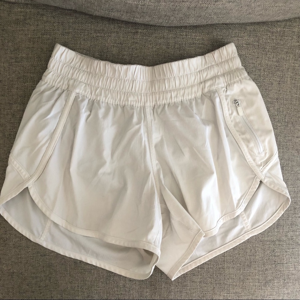 Lululemon Tracker Short V 4” size 6